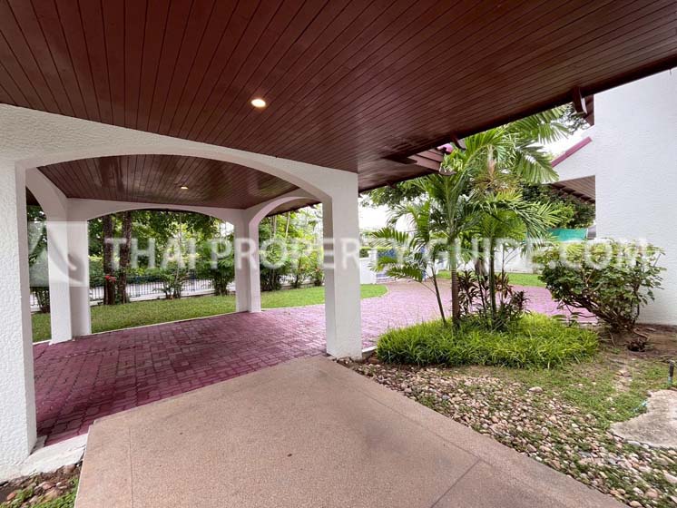 House with Shared Pool in Bangnatrad 